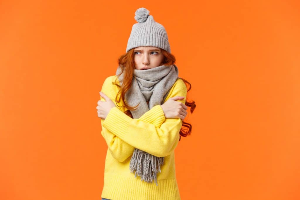 femme qui a froid, portant un bonnet et echarpe